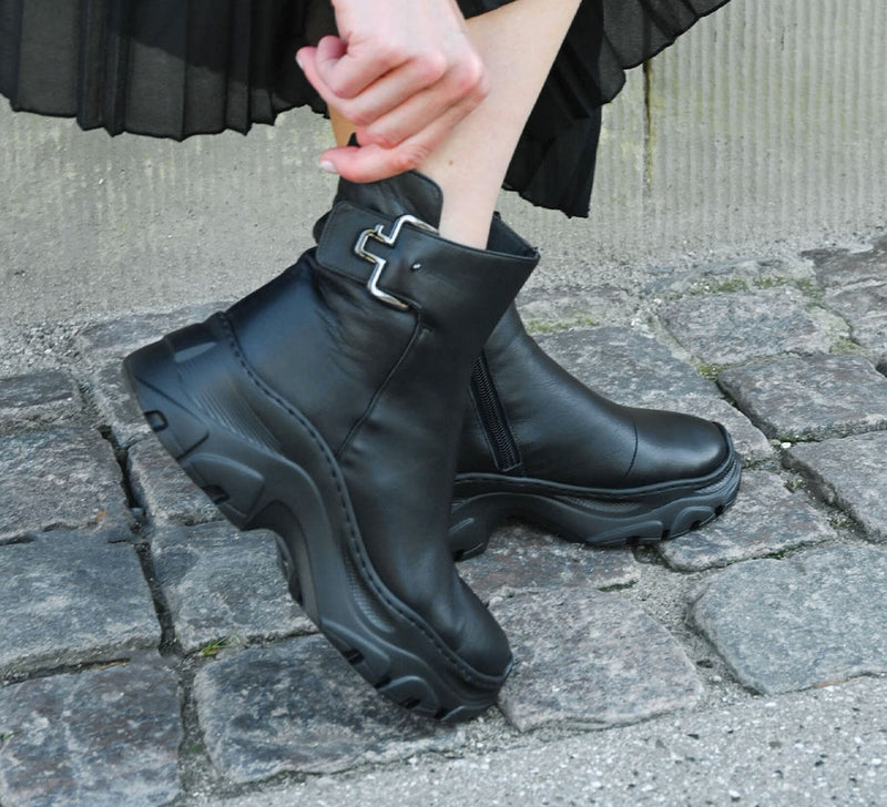 HONOKA Black Extra Support Boots